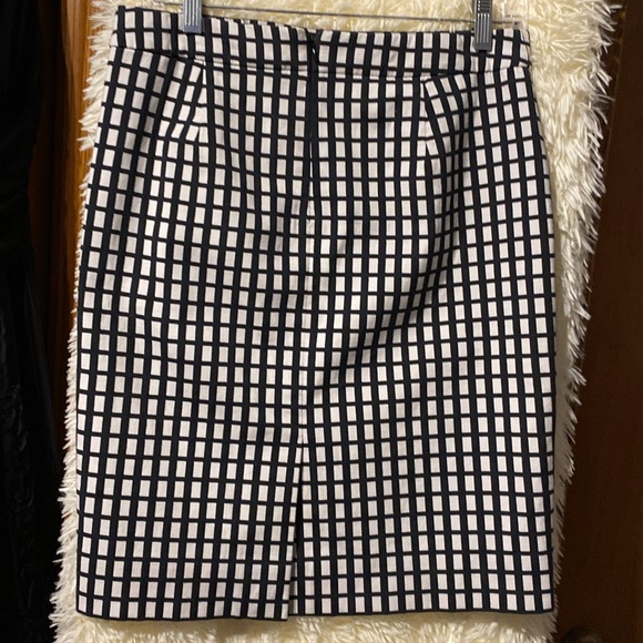 J Crew Black Women’s Black/White Checkered Pencil Skirt. Size 2 - Picture 2 of 7